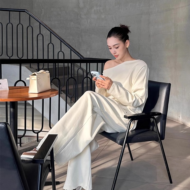 斜肩卫衣白色运动套装女初秋穿搭休闲慵懒感一字领露肩上衣两件套