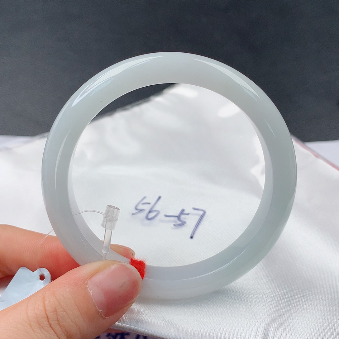 翡翠手镯未镶嵌66正57