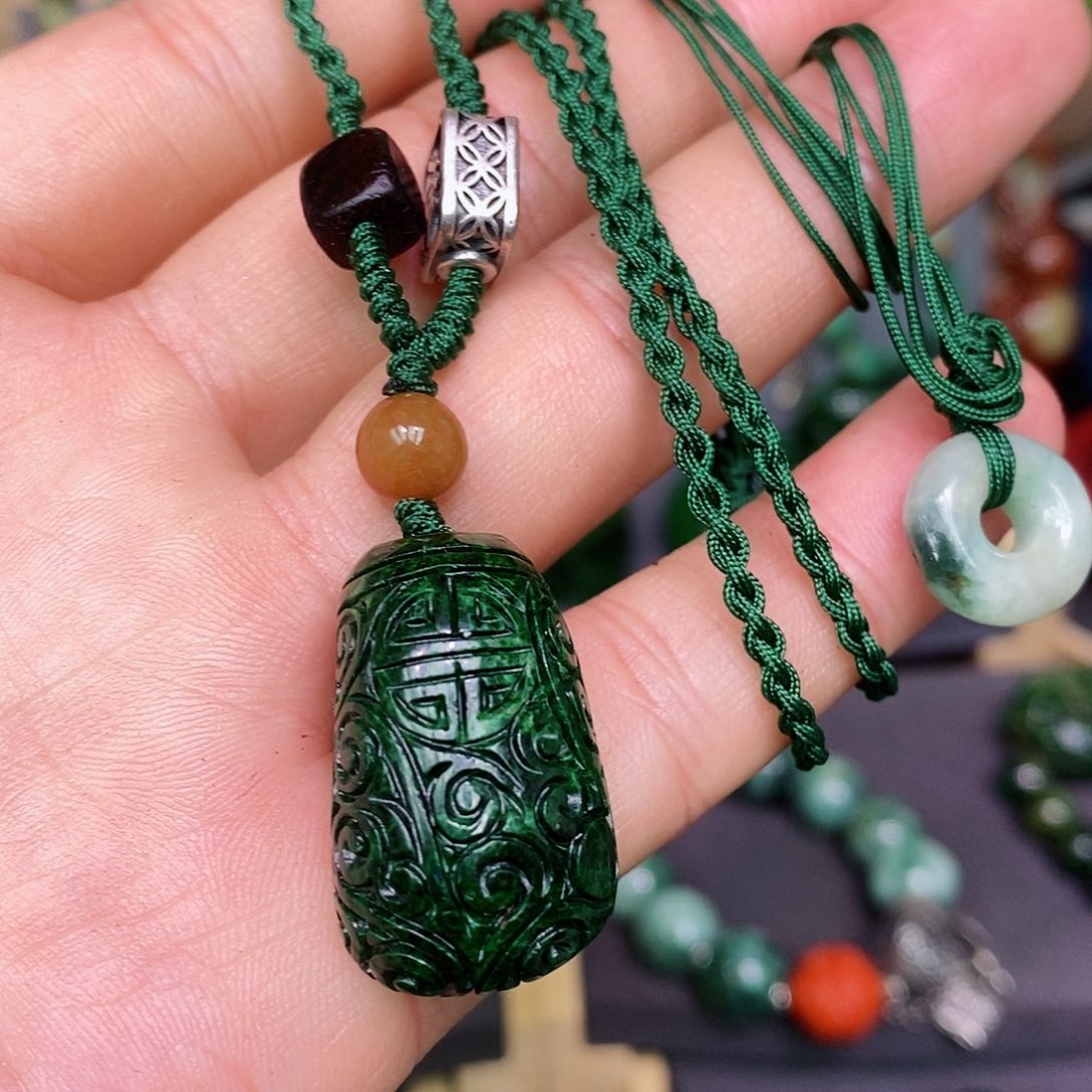 翡翠颈饰未镶嵌漂亮美眉