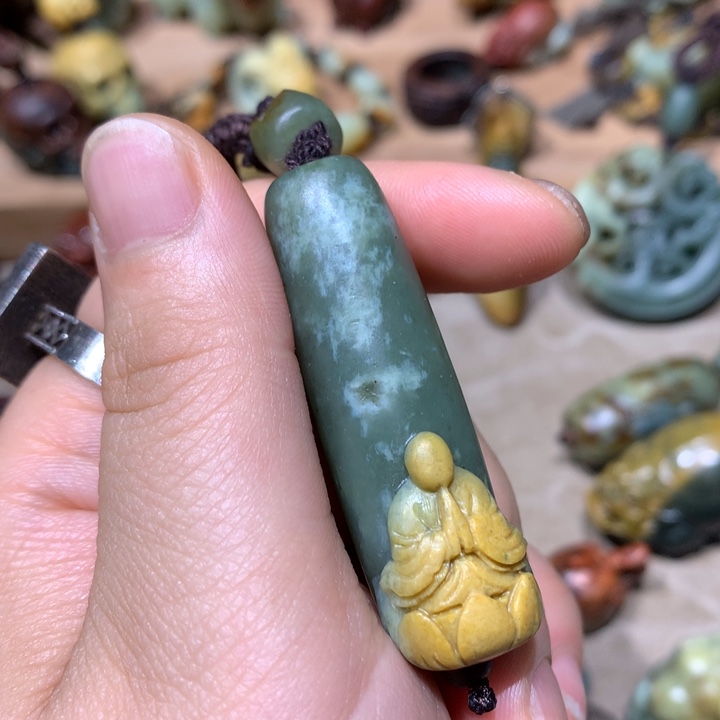 未镶嵌岫岩河磨玉（透闪石质玉）挂件大****）