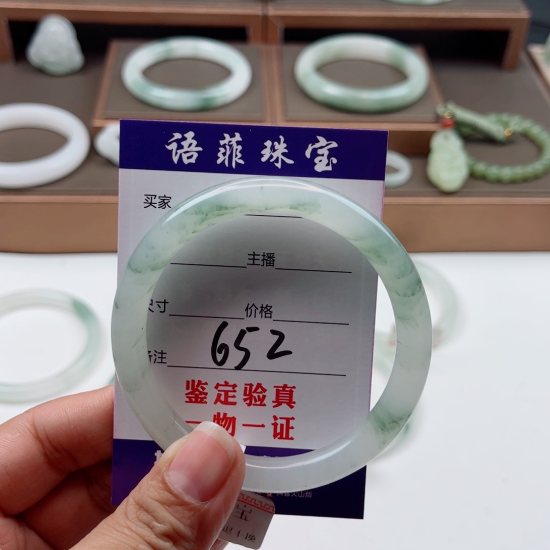 石英质玉手镯未镶嵌小*哥