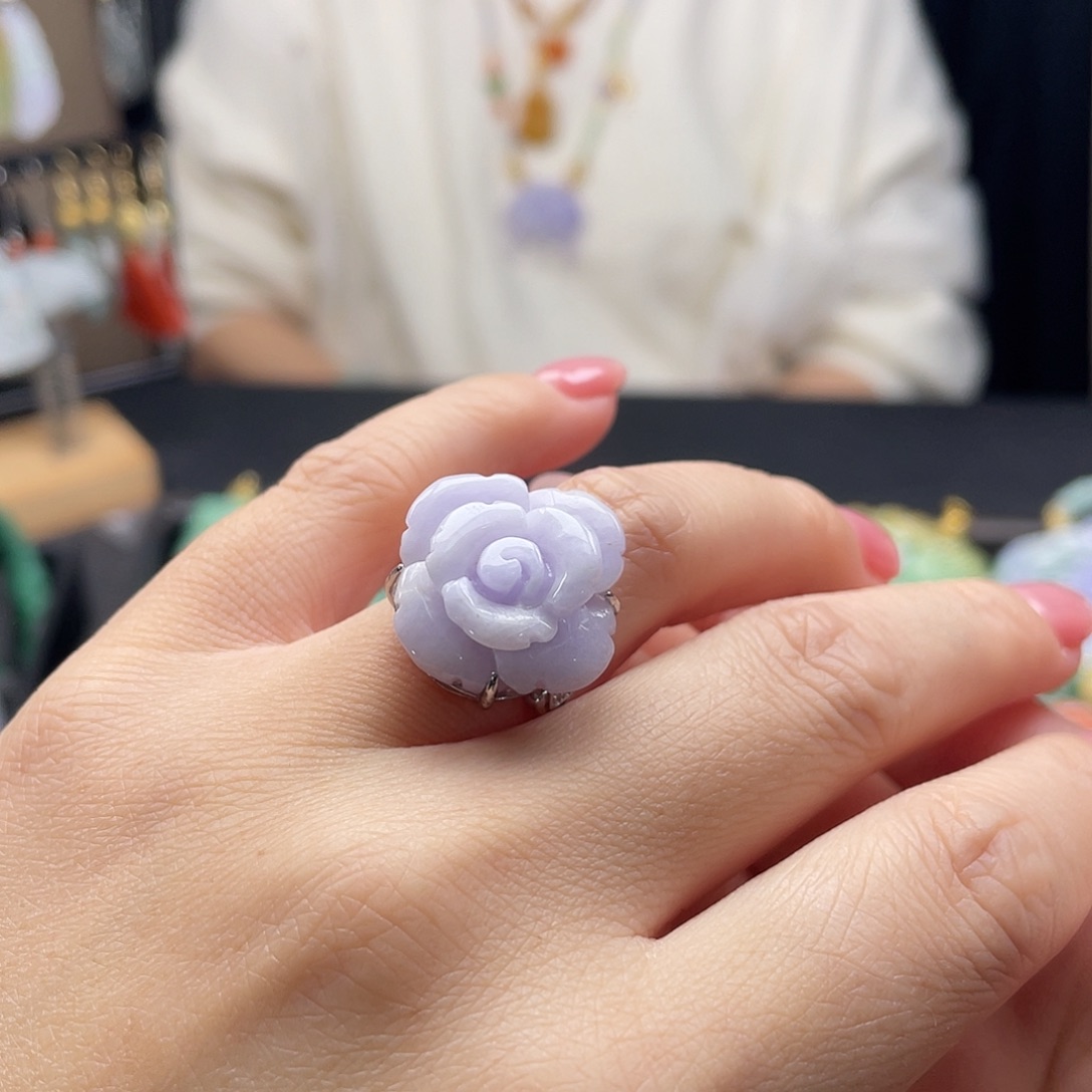 翡翠未镶嵌戒指待编织