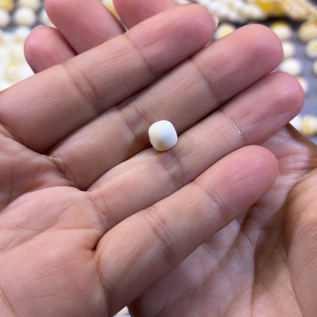 阎***俊琥珀未镶嵌裸石7.6