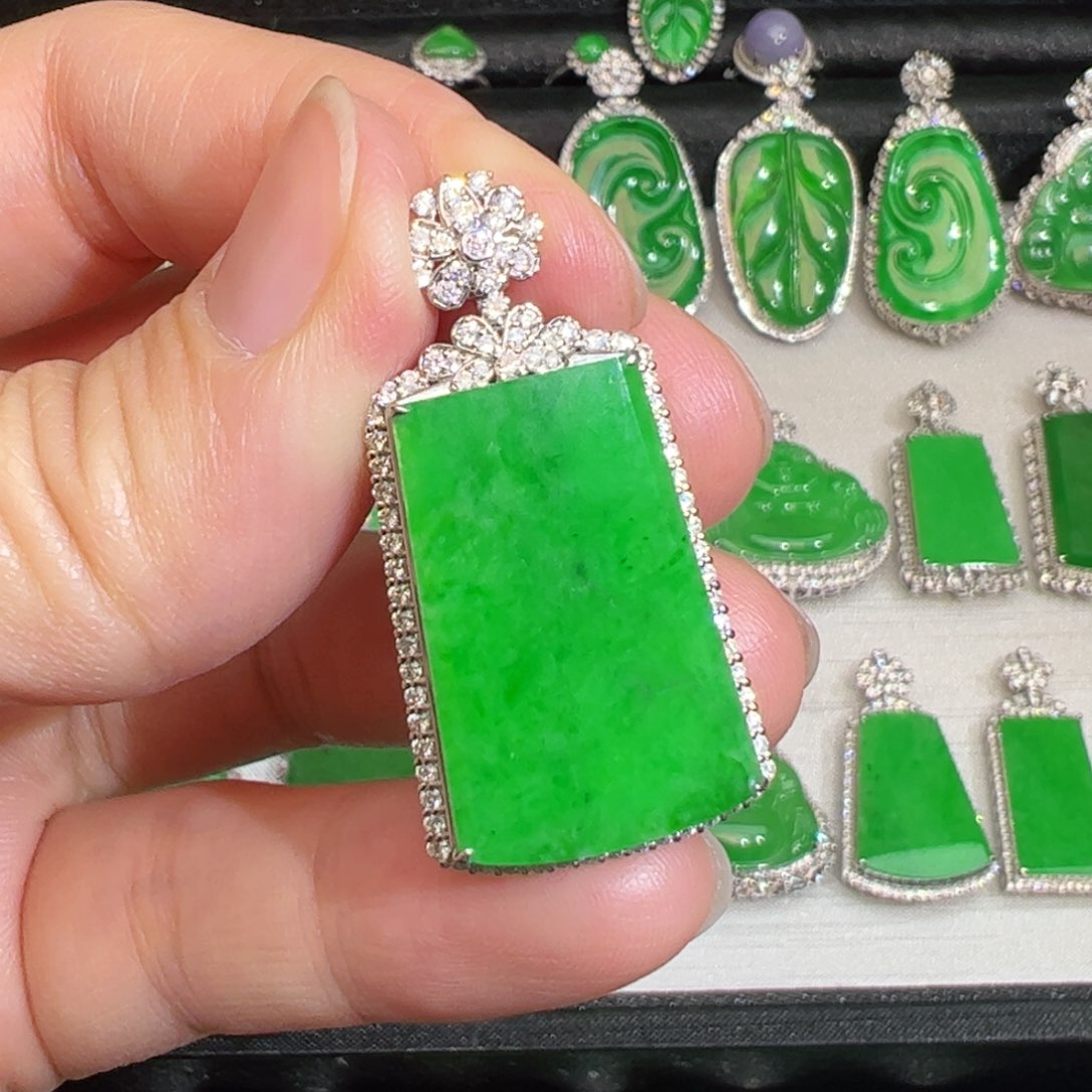 翡翠吊坠(不含链)18K金镶嵌