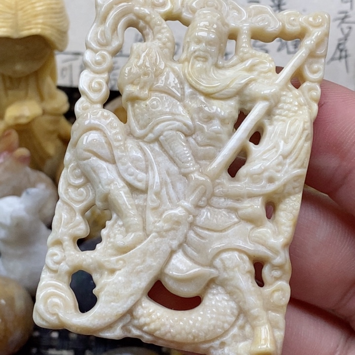 颈饰未镶嵌硅化珊瑚（珊瑚玉）