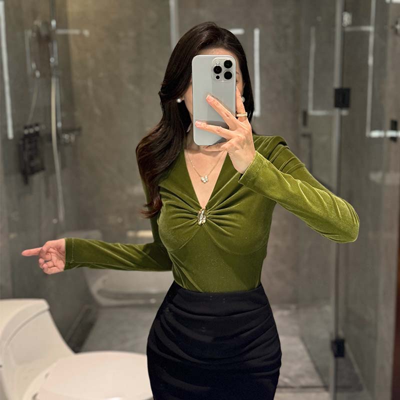 【圆舞曲】高级感丝绒上衣女秋冬 V 领褶皱设计显瘦长袖内搭打底衫