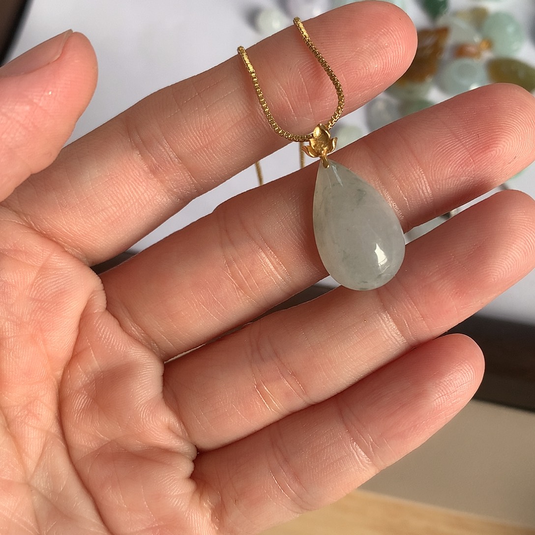 翡翠18K金镶嵌颈饰水滴