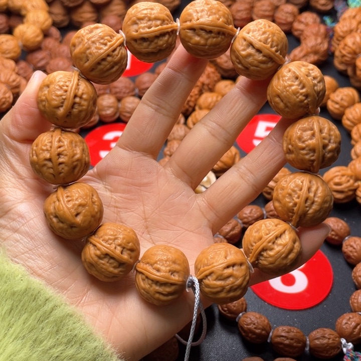 文玩核桃吊坠富甲一方