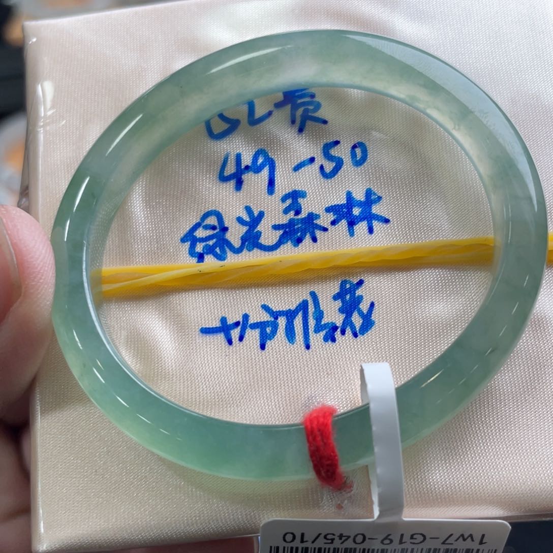 翡翠手镯未镶嵌翡翠手镯