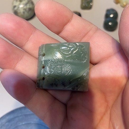 梅***＊岫岩河磨玉（透闪石质玉）未镶嵌挂件