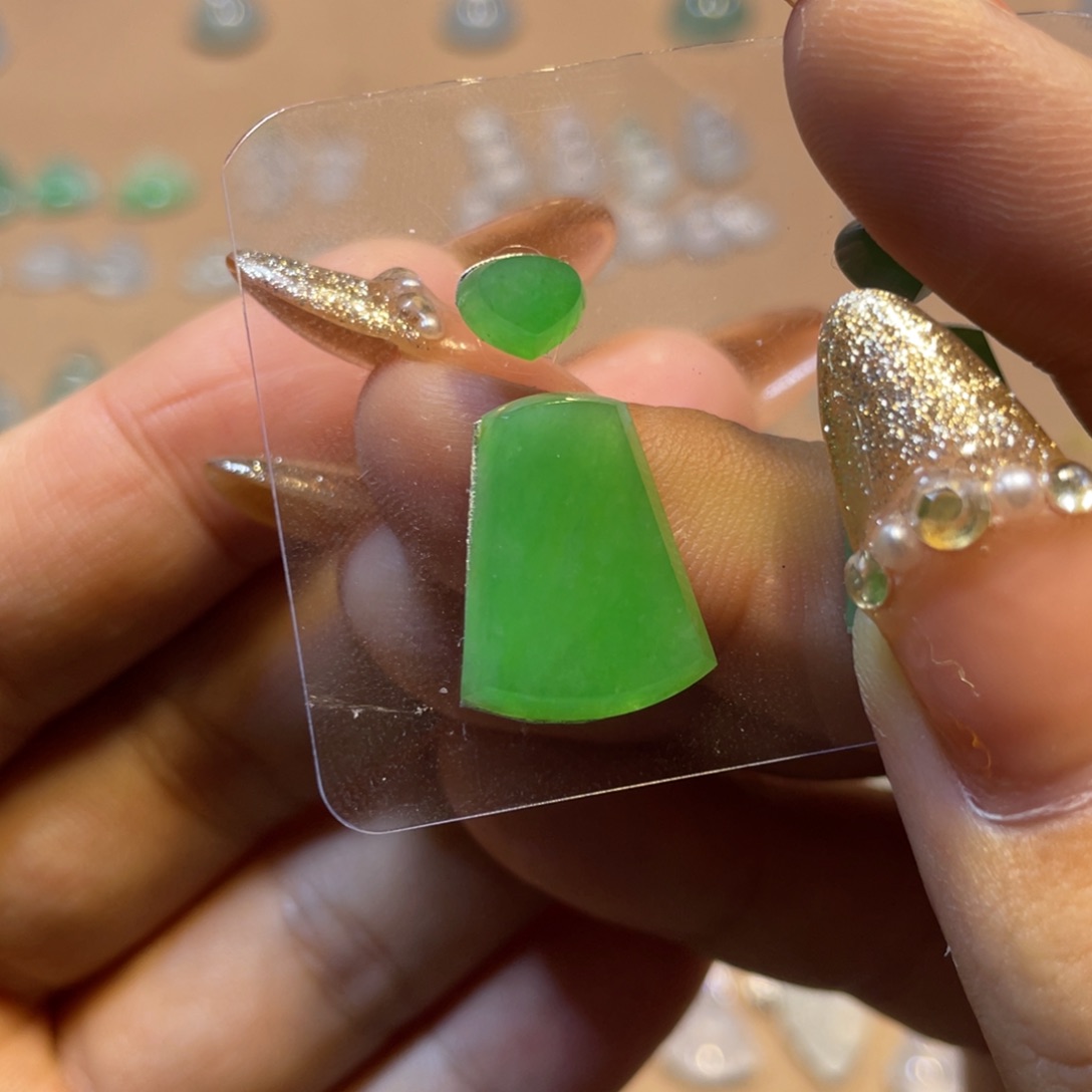 翡翠颈饰未镶嵌无事牌