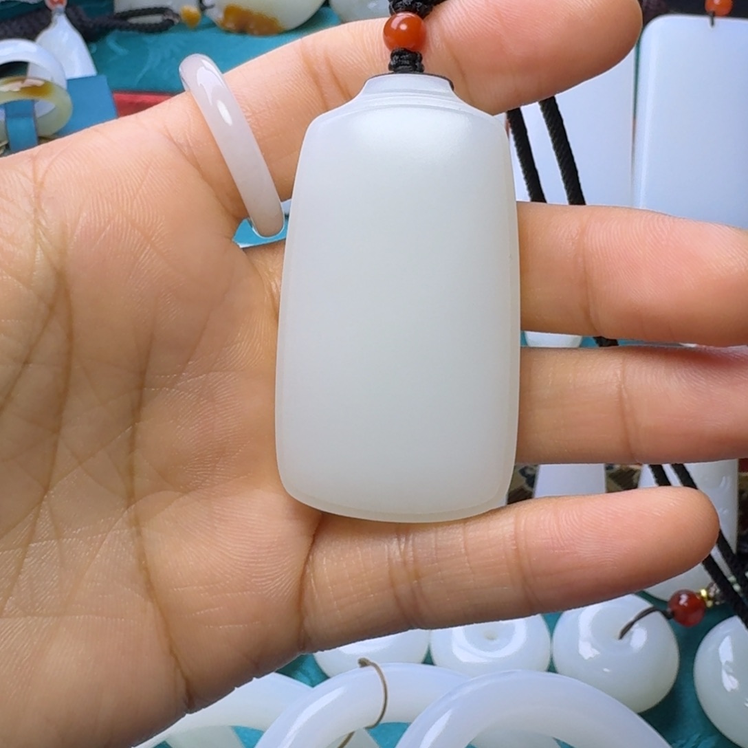 和田玉颈饰未镶嵌咸*人