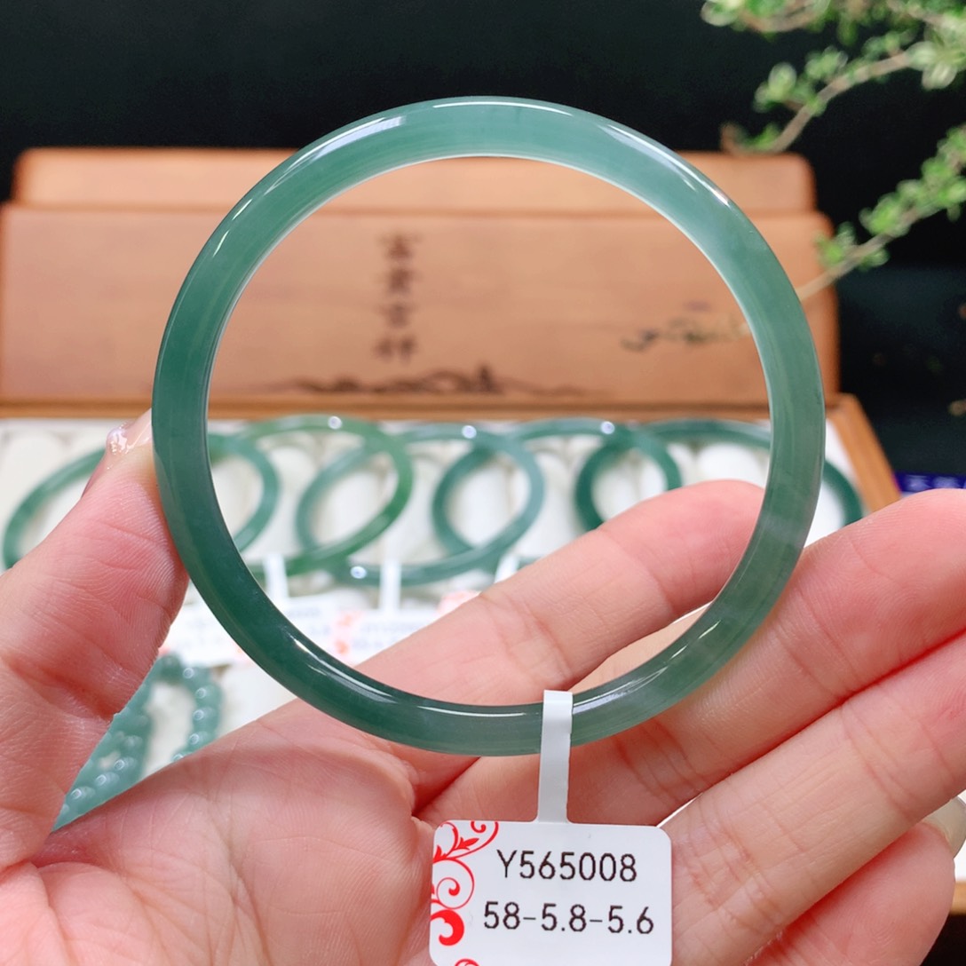 翡翠手镯未镶嵌天然