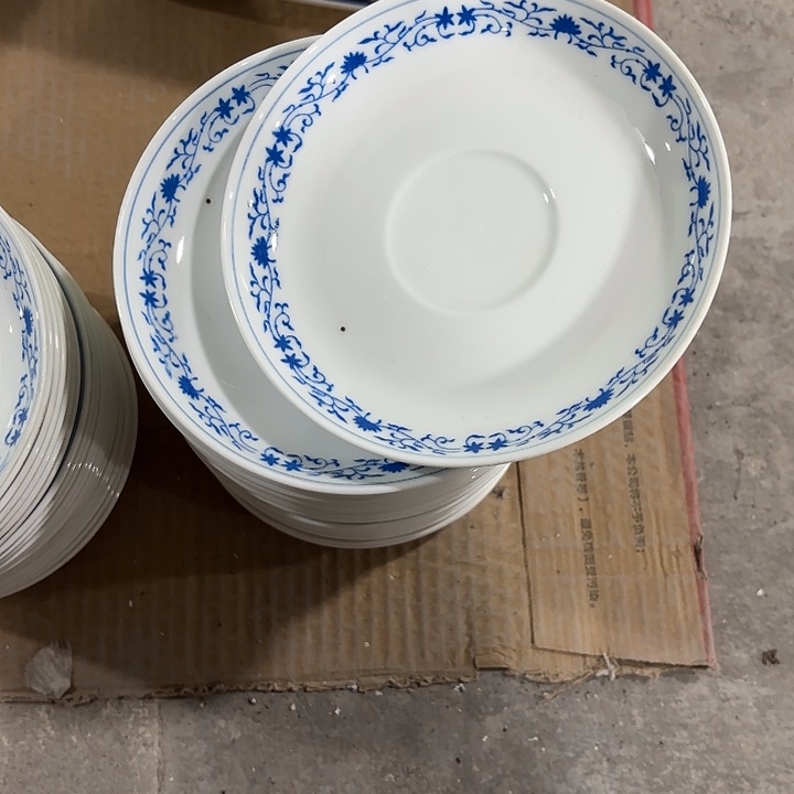 陶13公分碟子，碟子，碟子，碟子，碟子两个微瑕