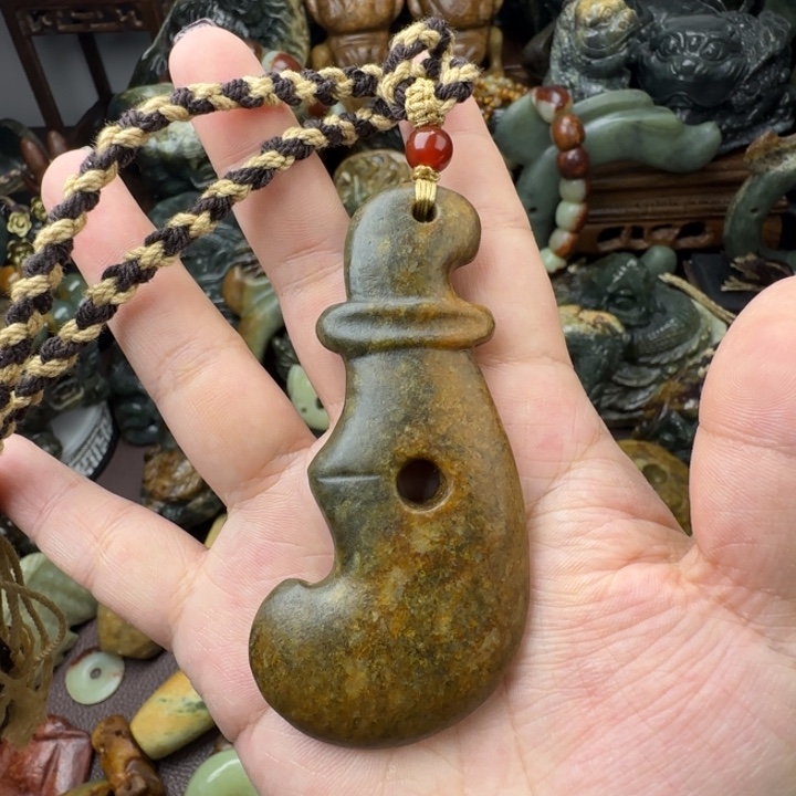 透闪石质玉未镶嵌珠宝奇石