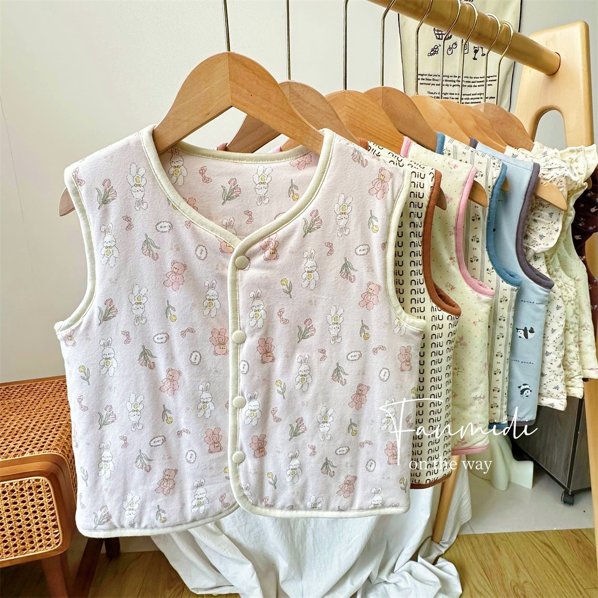 糖在2025儿童秋冬新款莱卡夹棉可爱满印马甲0292