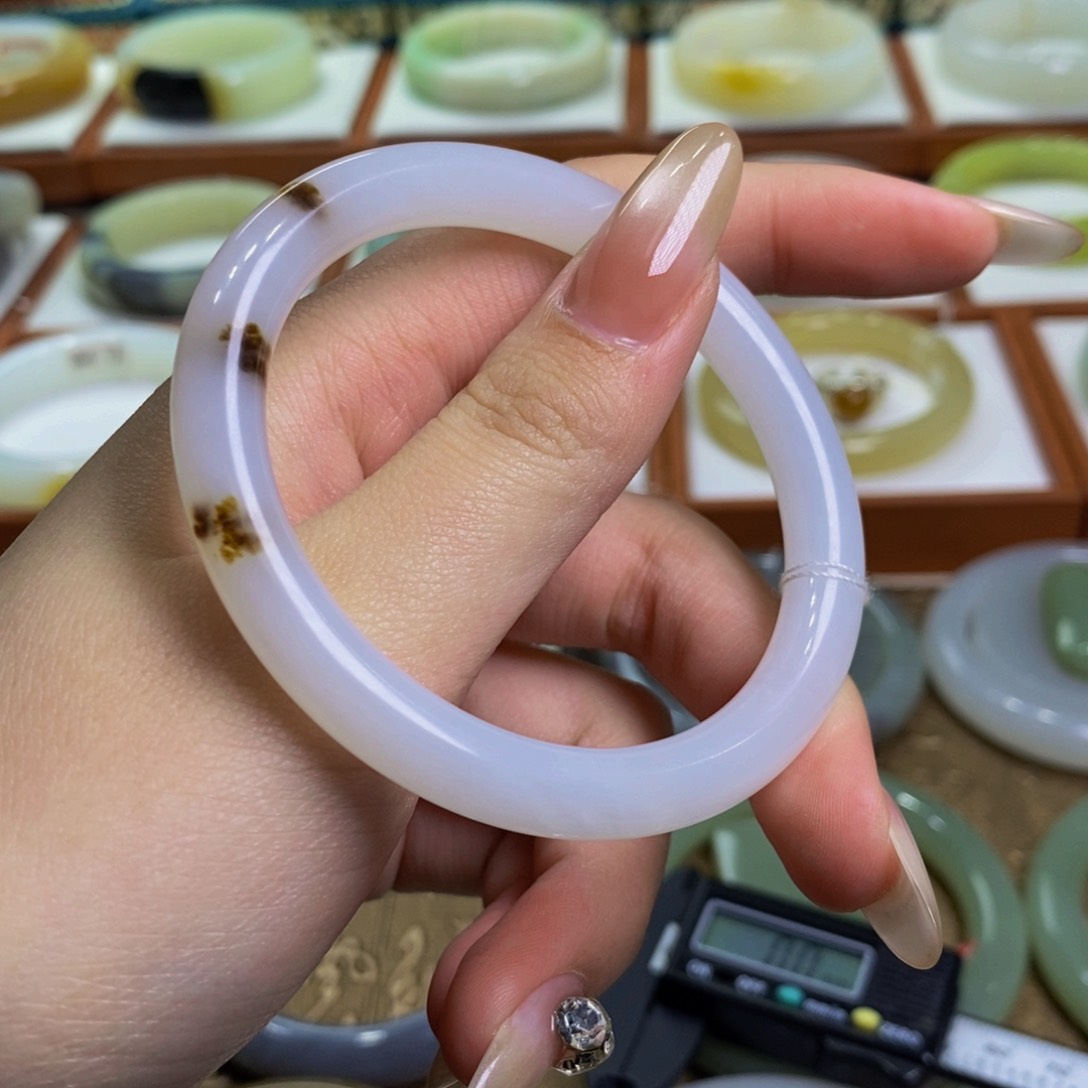 和田玉手镯未镶嵌且末糖白55-56