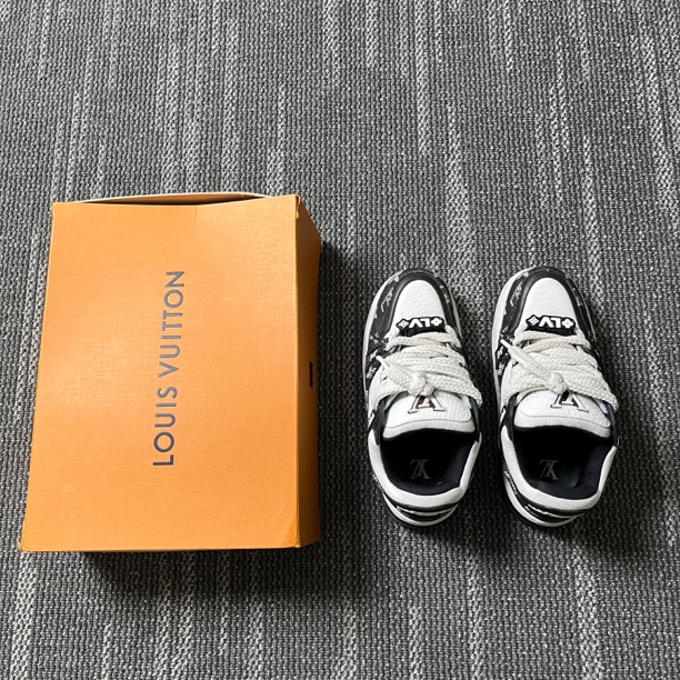 95新 LouisVuitton/路易威登 小胖丁压纹印花板鞋/5.5码#8976