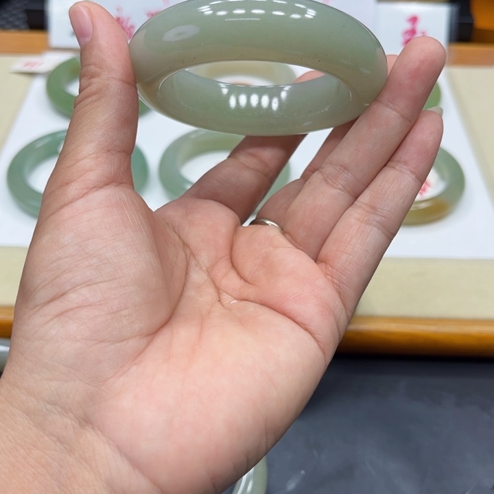 未镶嵌手镯石英质玉柠*?