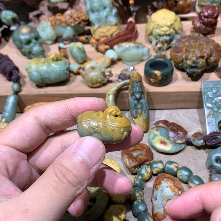 未镶嵌岫岩河磨玉（透闪石质玉）挂件