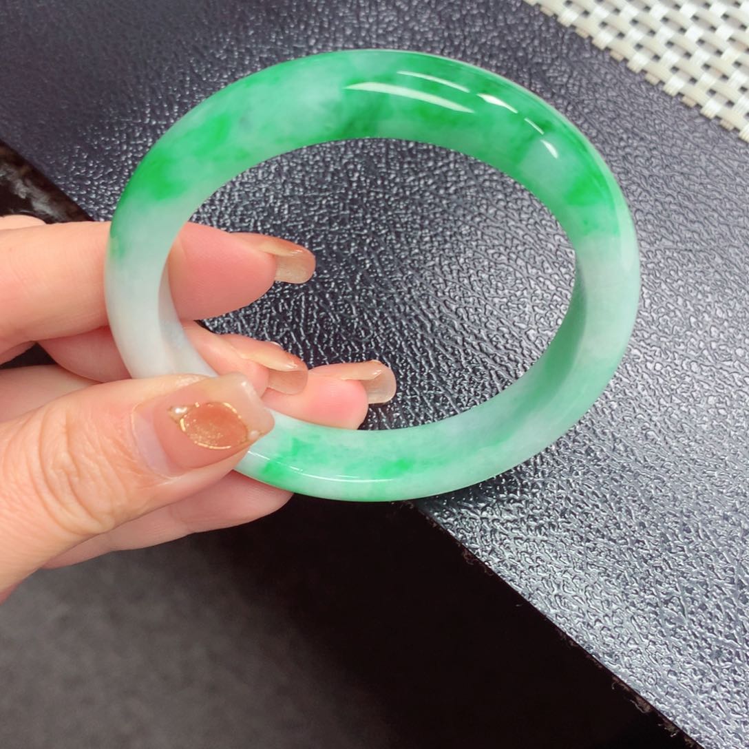 翡翠手镯未镶嵌翡翠