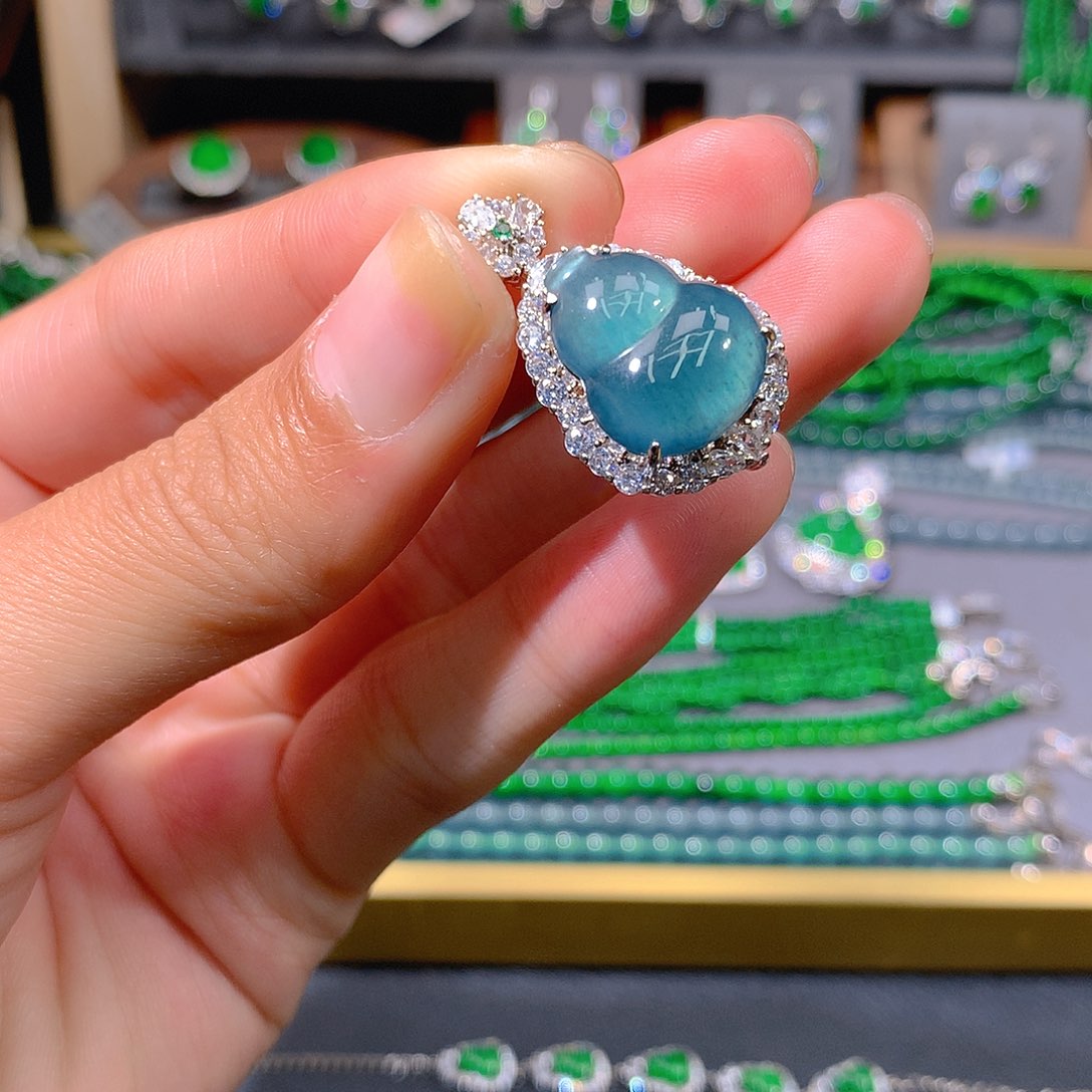 翡翠耳饰未镶嵌天然翡翠