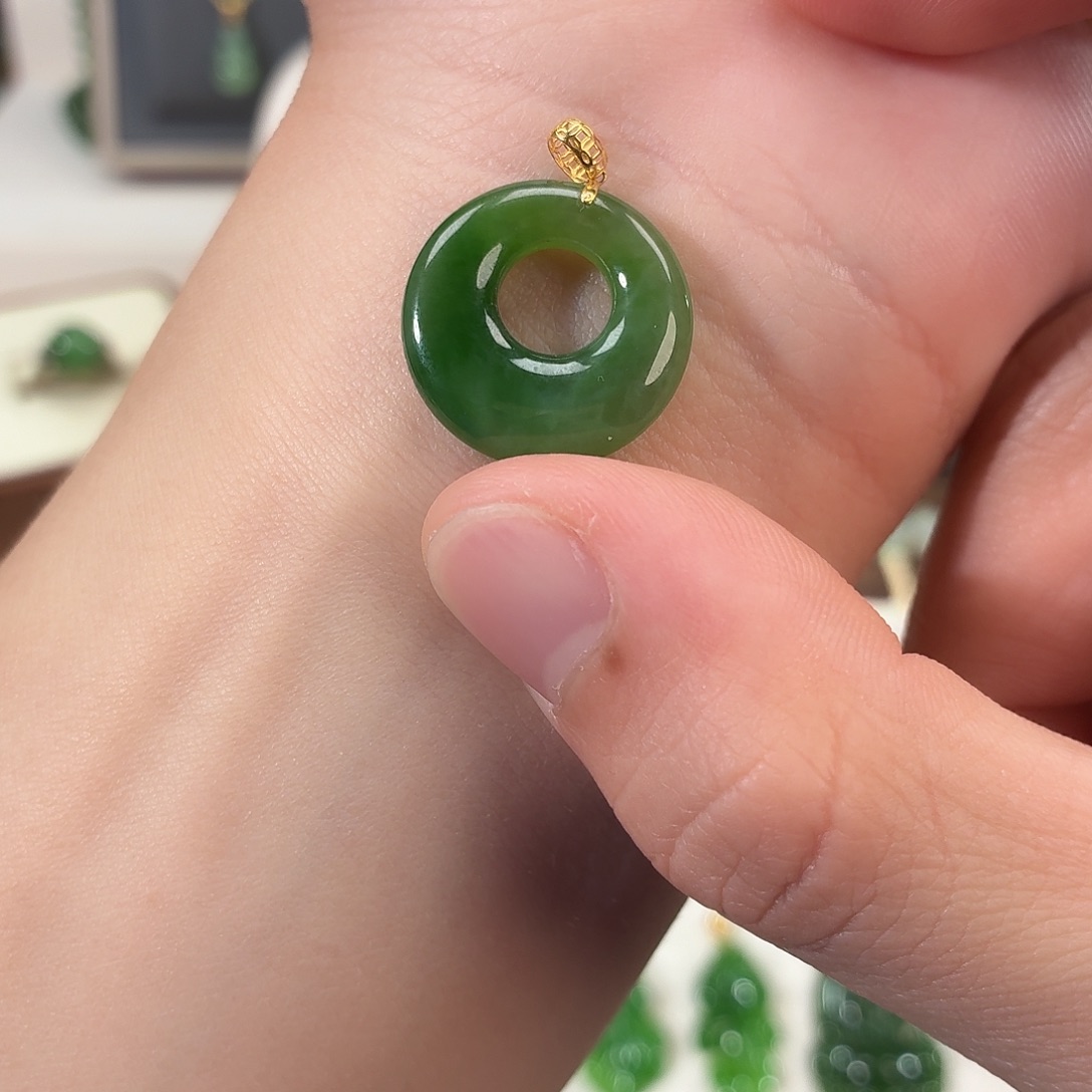 涂***啊和田玉（碧玉）18K金镶嵌颈饰