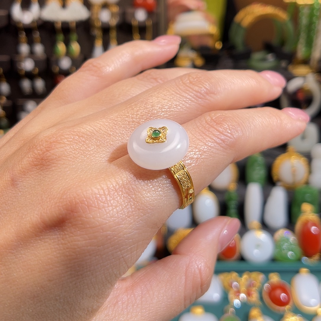 和田玉挂件18K金镶嵌