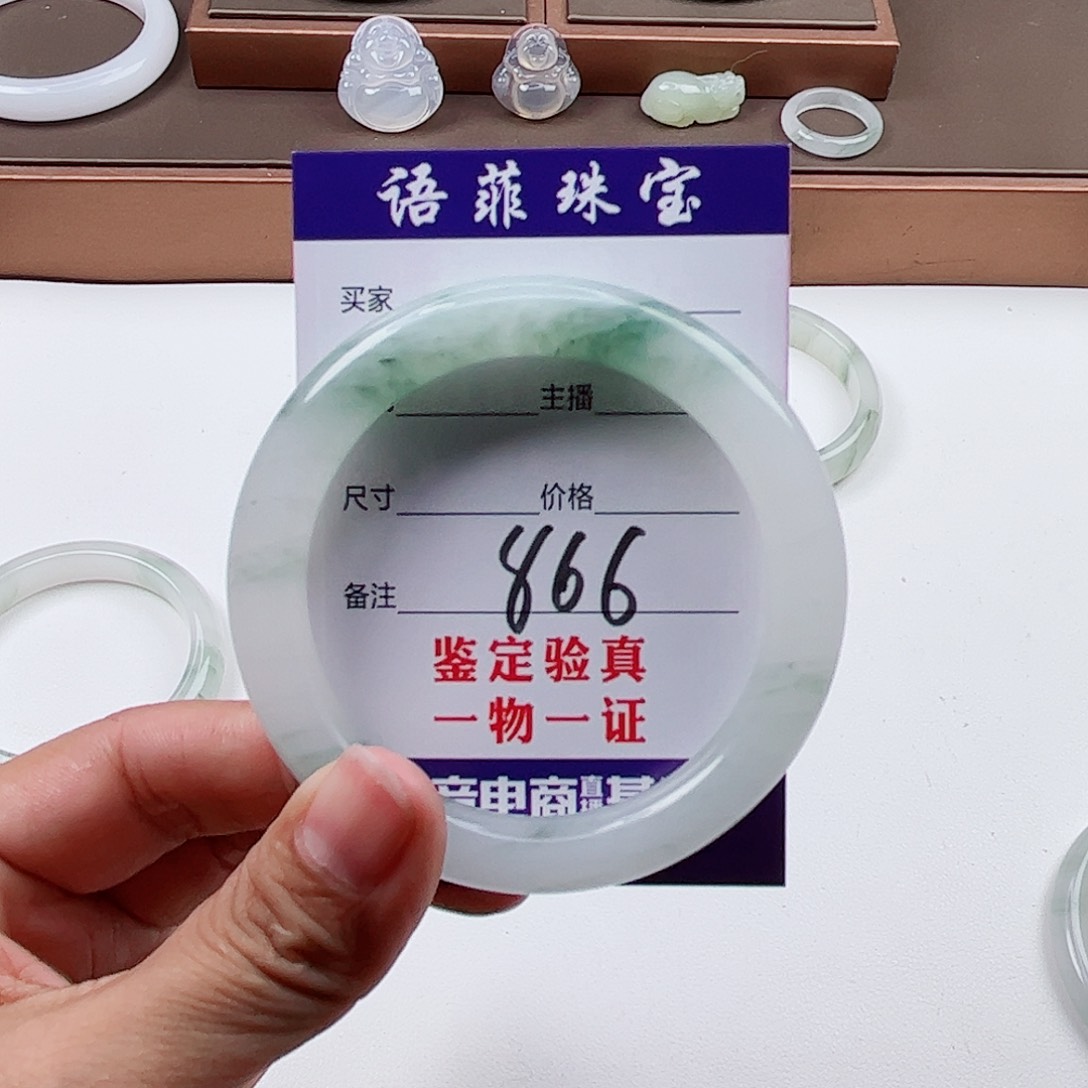 石英质玉手镯未镶嵌一***儿