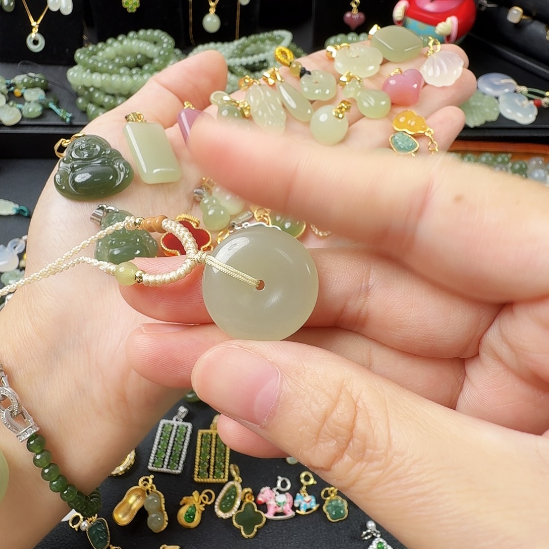 蝌***妈和田玉未镶嵌颈饰