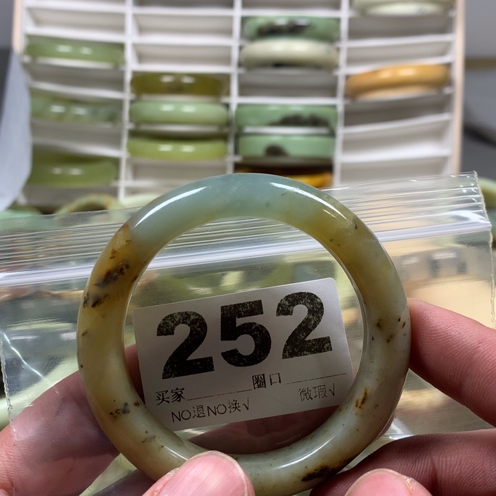 蛇纹石玉手镯未镶嵌l***k