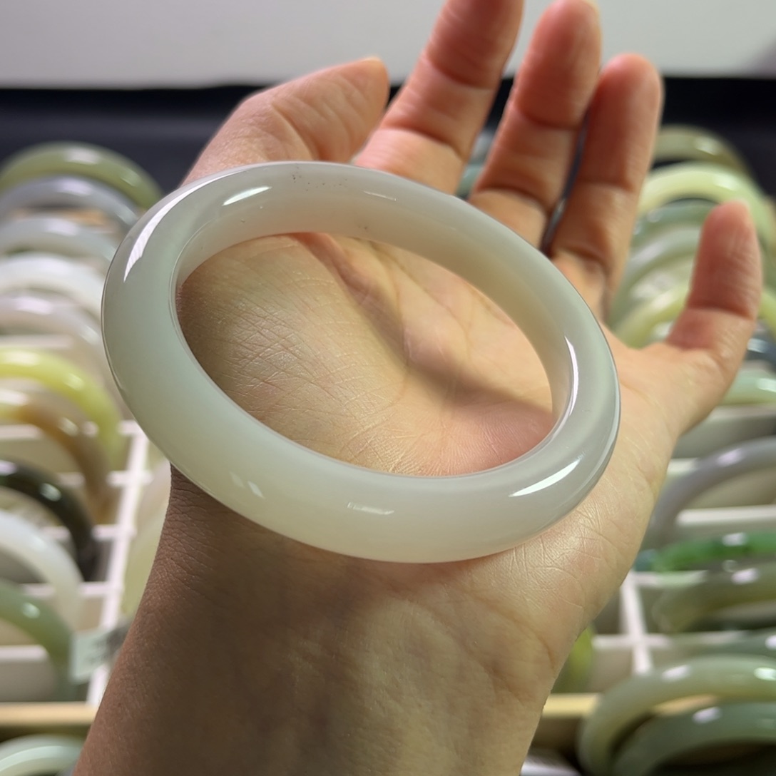 和田玉手镯未镶嵌58圈