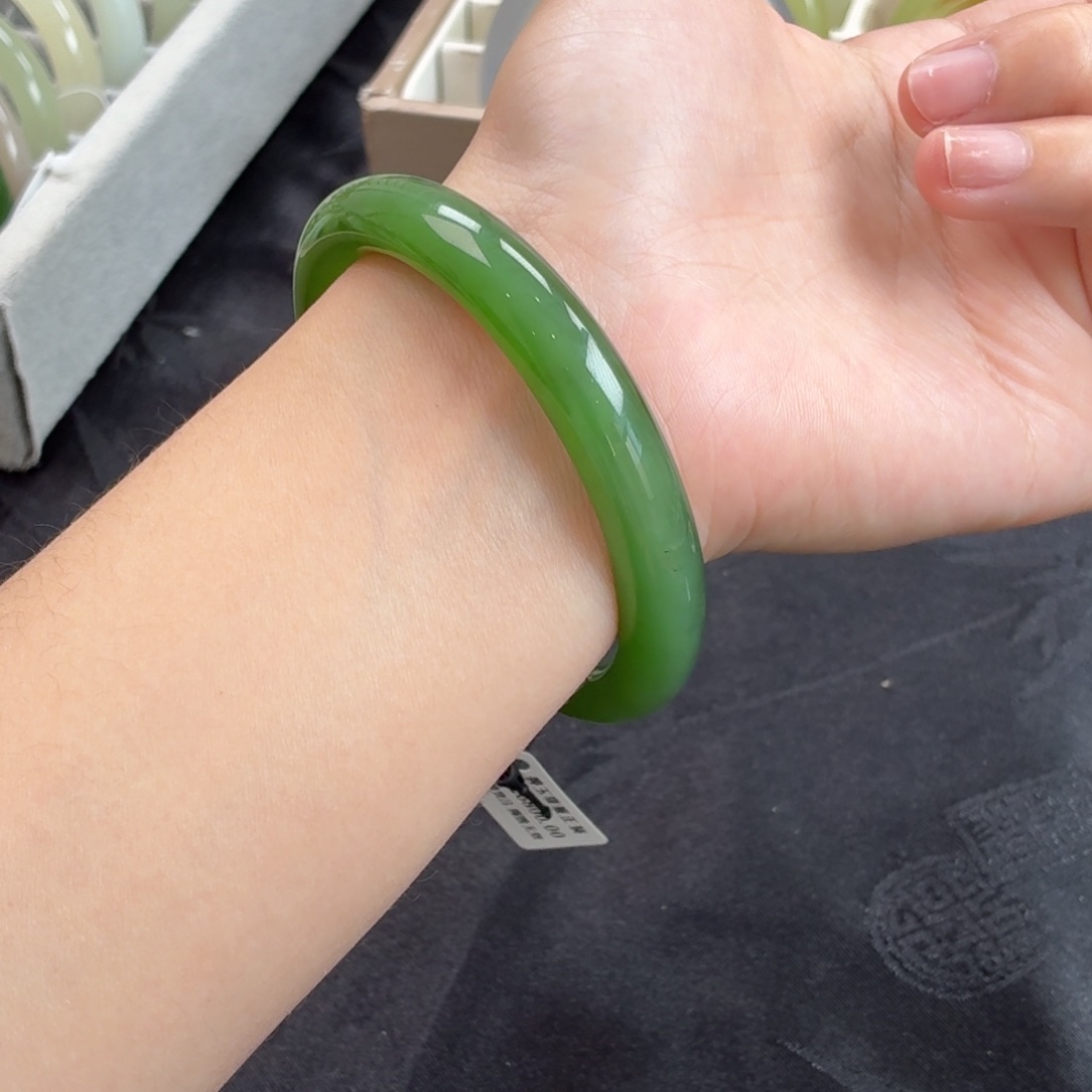 和田玉未镶嵌手镯-补充10号绝美阳绿猫上手效果