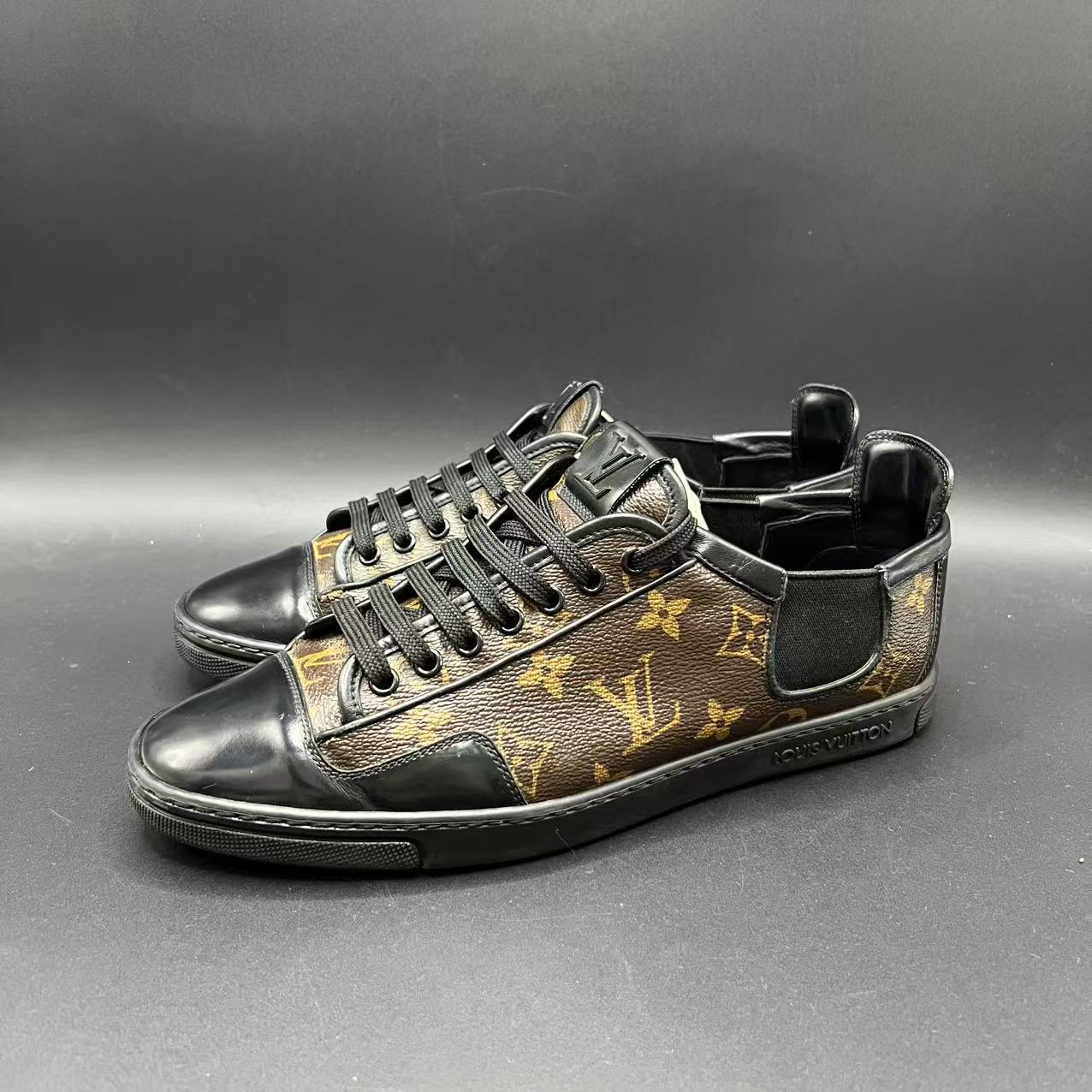 95新 LouisVuitton/路易威登 男士时尚棕色老花板鞋41码 lb477