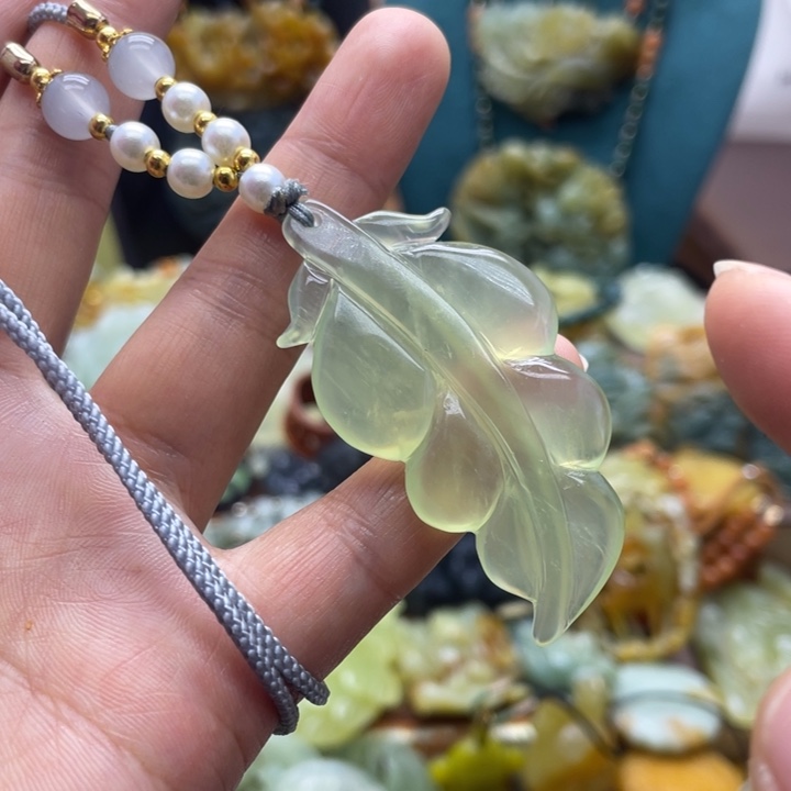 蛇纹石玉未镶嵌颈饰