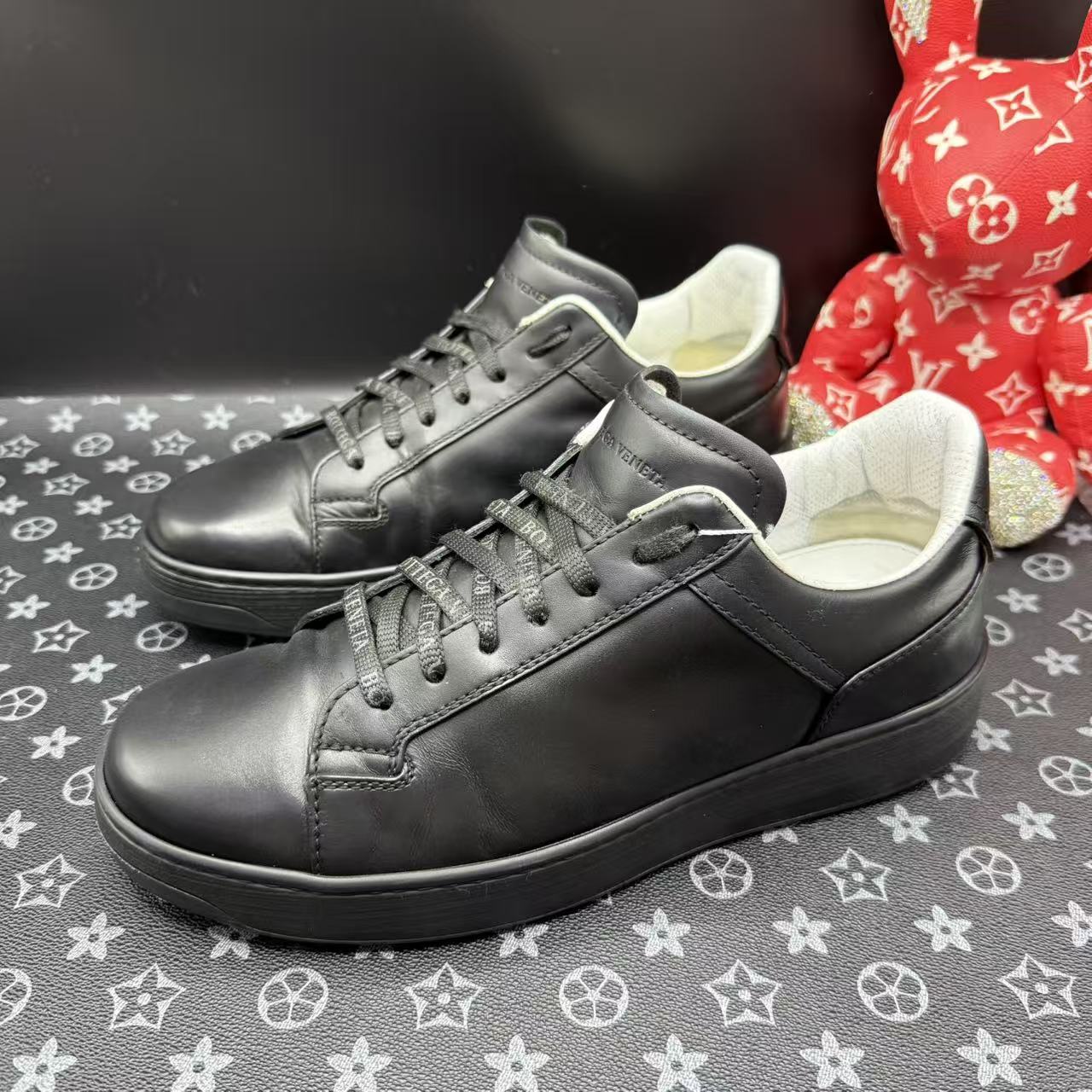 95新 BOTTEGA VENETA/葆蝶家 黑皮革厚底系带板鞋42欧码 ddm3399