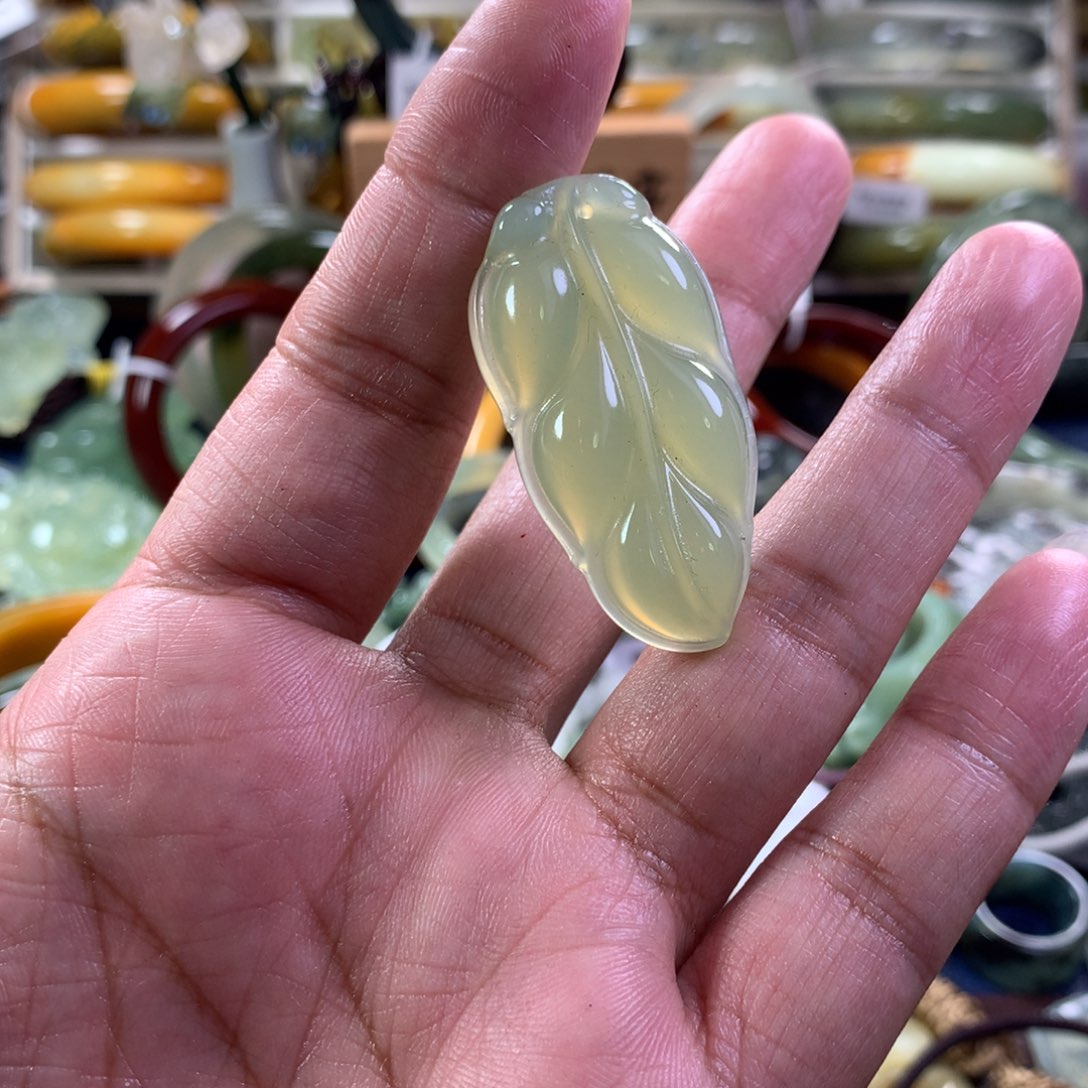 蛇纹石玉颈饰未镶嵌