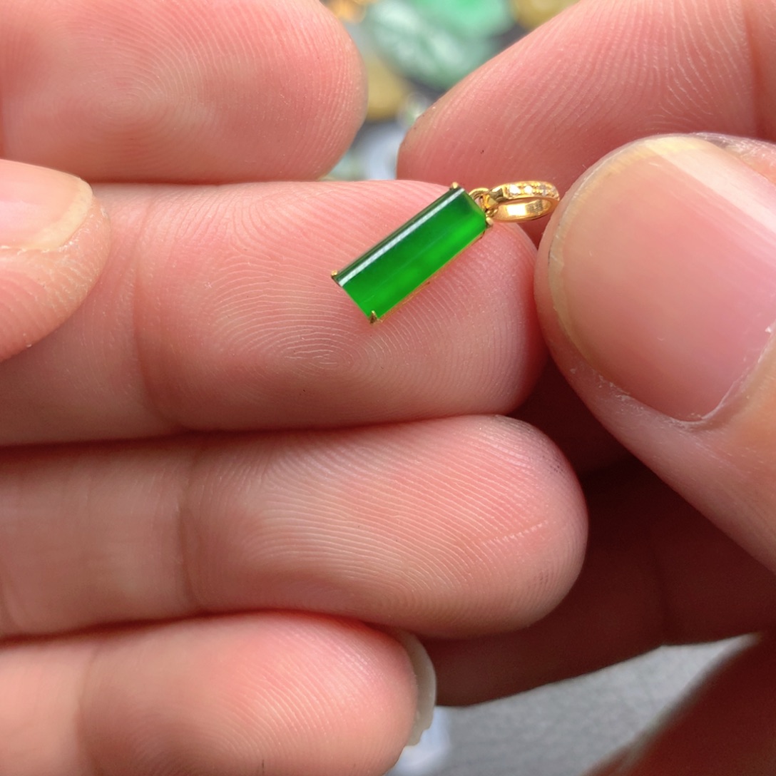 【闪购商品】颈饰18K金镶嵌翡翠翡翠