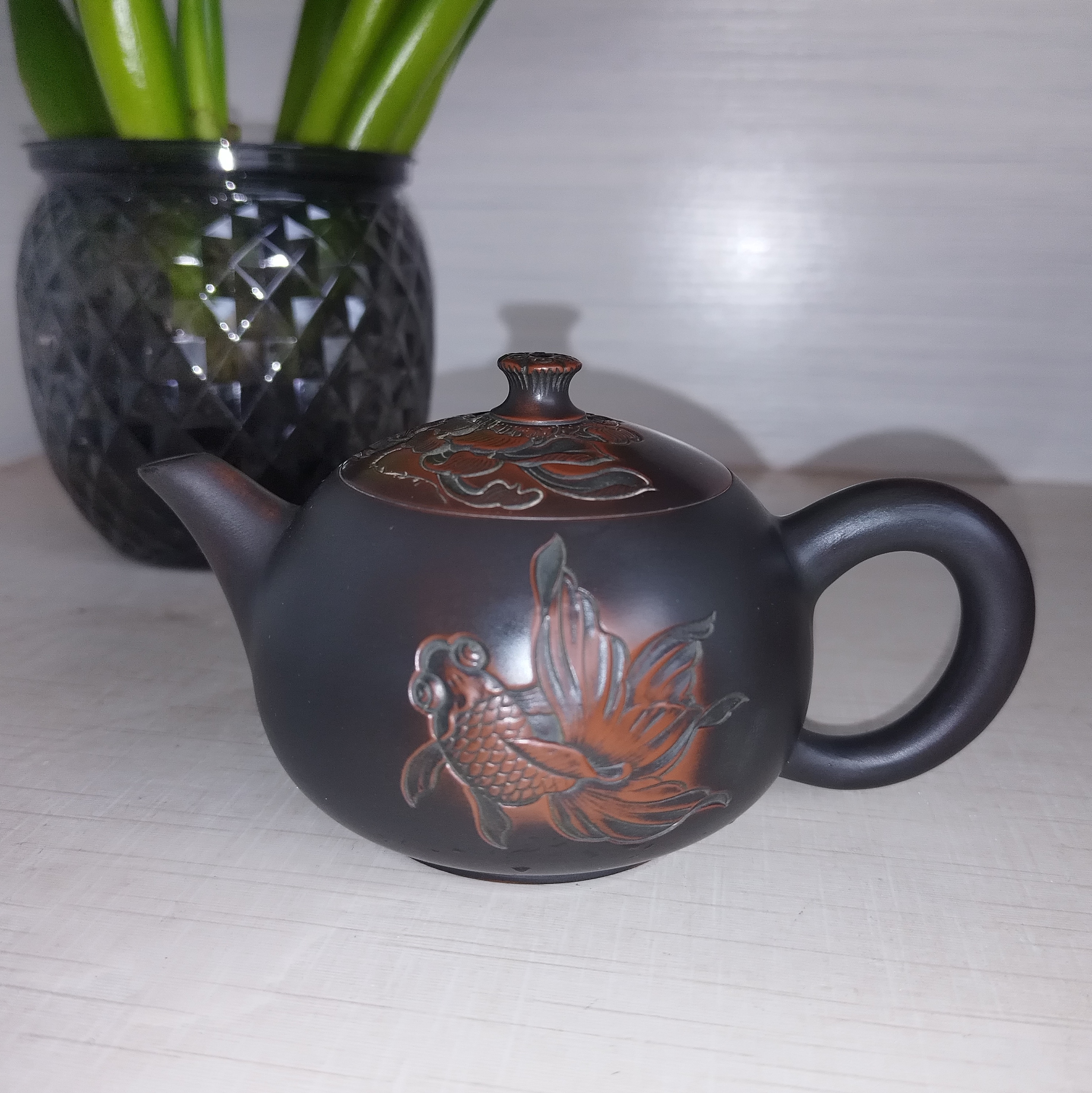 坭兴陶浮刻金鱼莲花玉环壶。纯手工制作。容量200cc左右。黑古铜色。