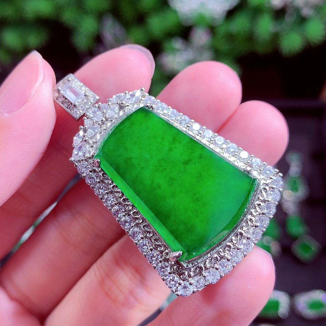 颈饰未镶嵌翡翠天然