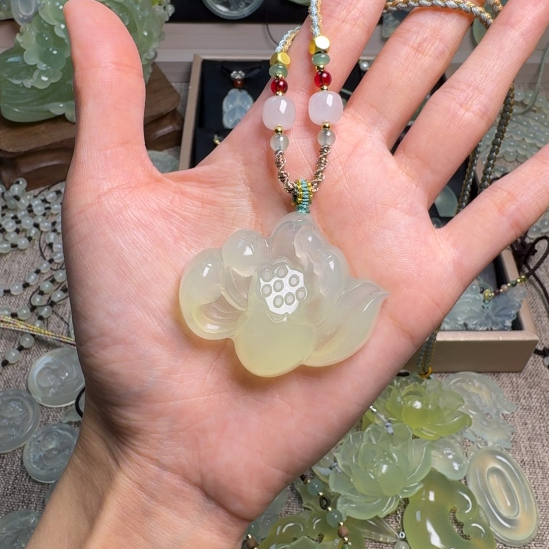 蛇纹石玉颈饰未镶嵌