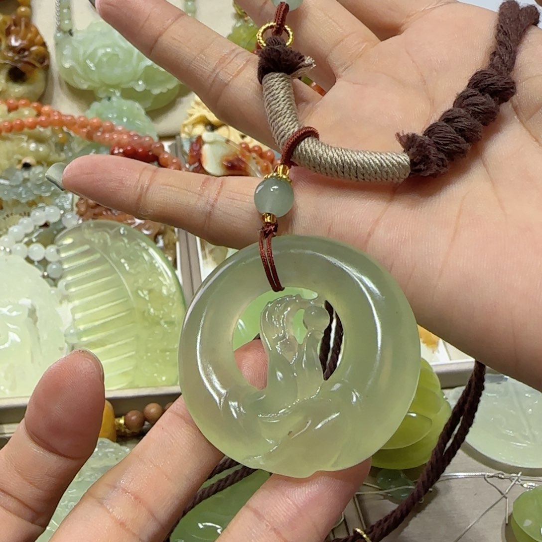 未镶嵌蛇纹石玉吊坠