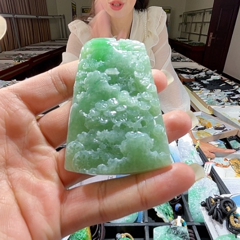 翡翠未镶嵌颈饰一个