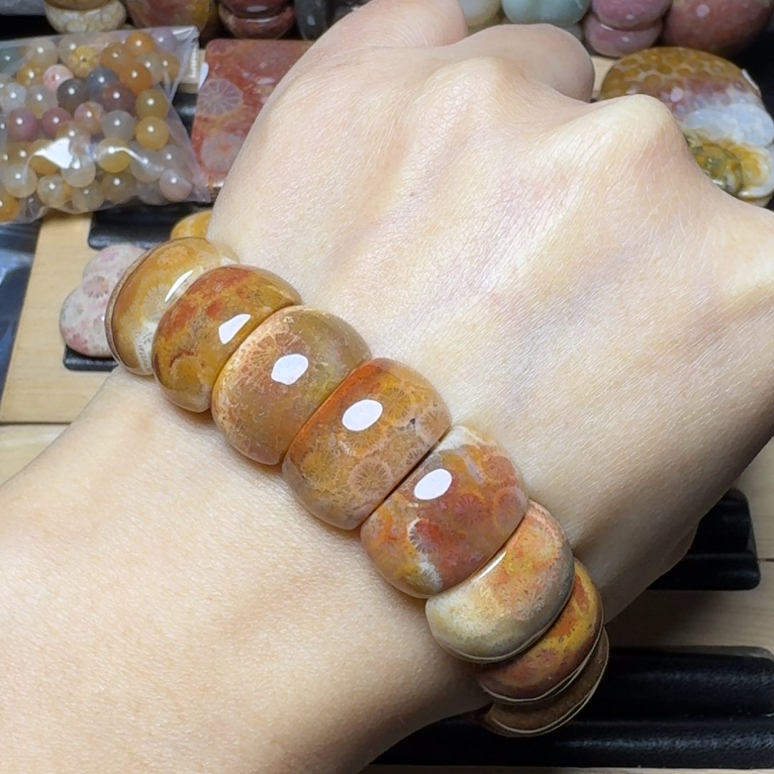 硅化玉有点皮的红黄花，可盘未镶嵌