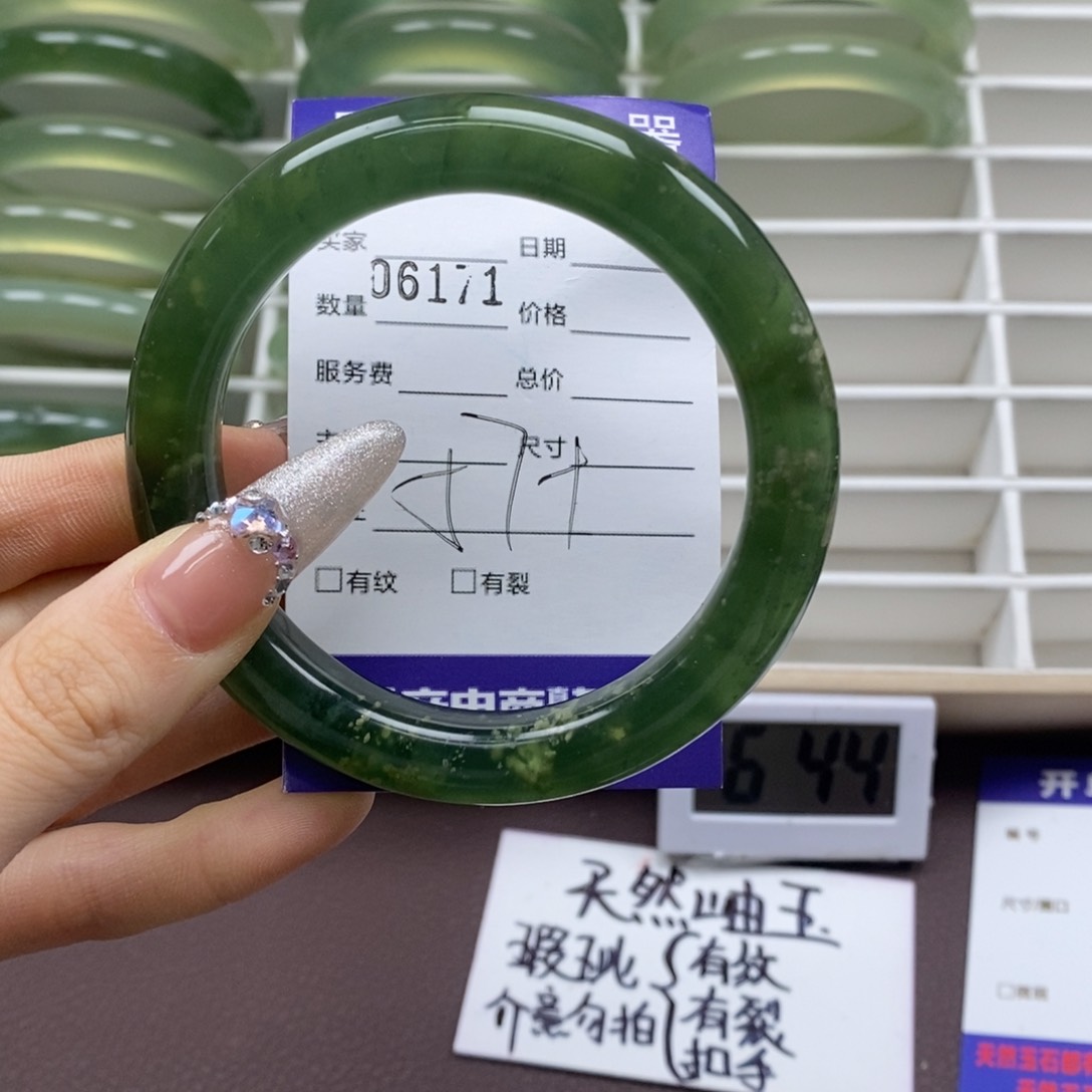 蛇纹石玉手镯未镶嵌