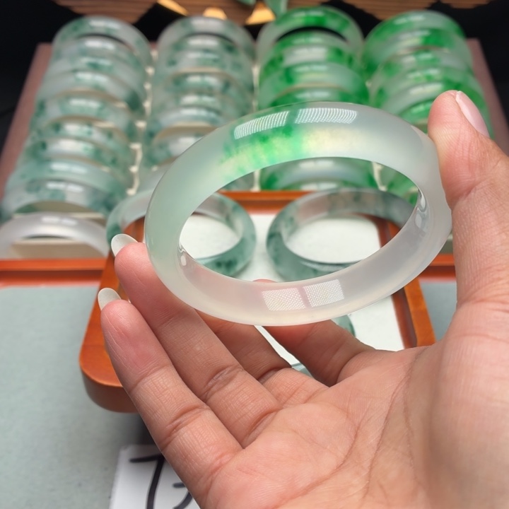 用***7石英质玉未镶嵌手镯