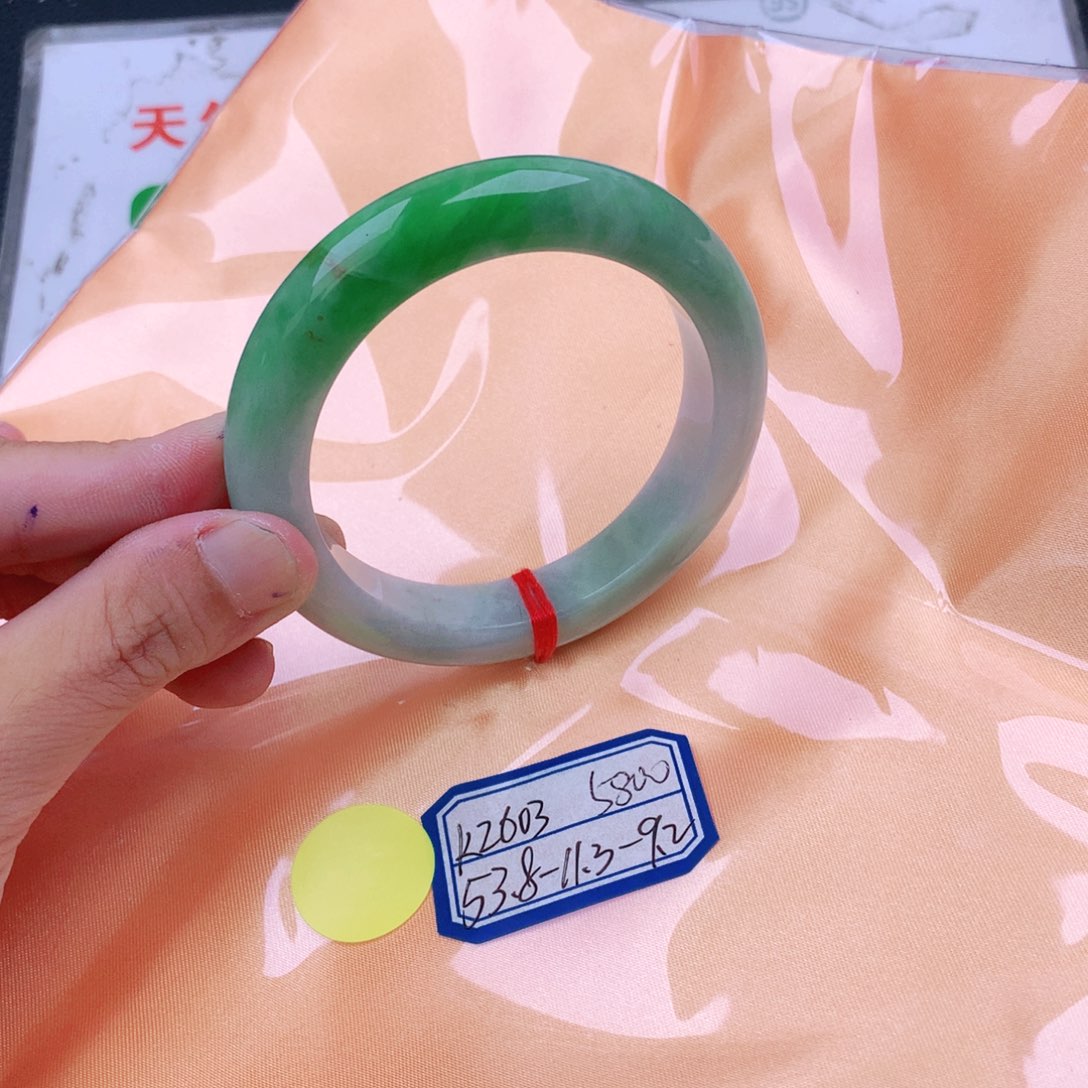 翡翠手镯未镶嵌翡翠