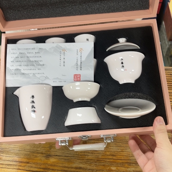 孤品茶具套装等。        