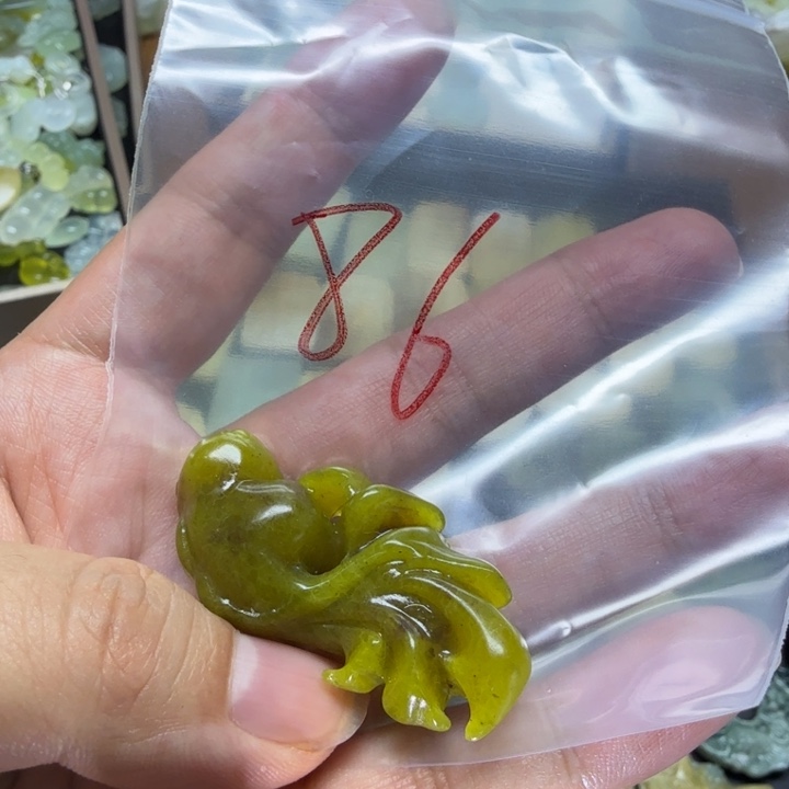 透闪石-蛇纹石玉吊坠未镶嵌