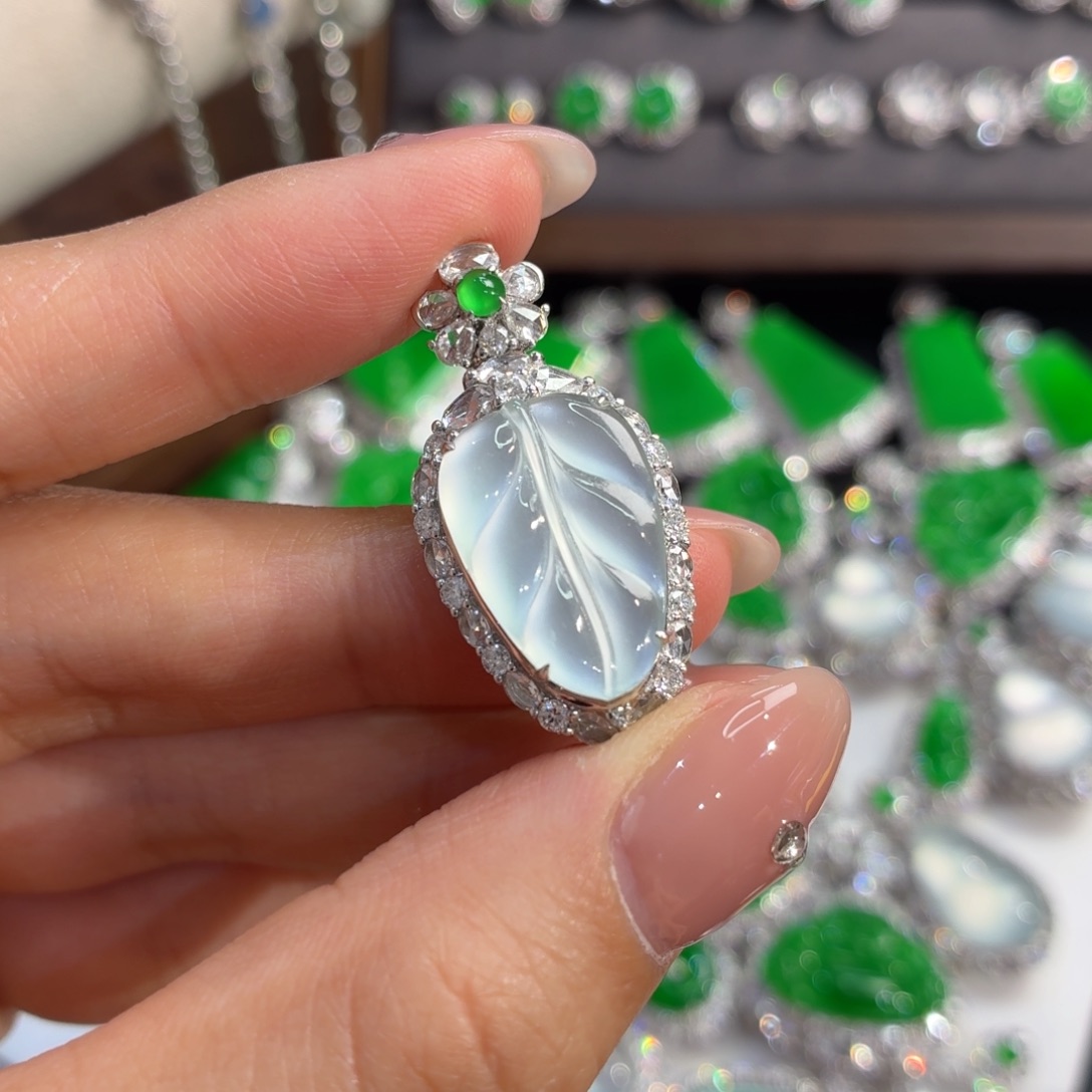 翡翠18K金镶嵌颈饰冰叶子